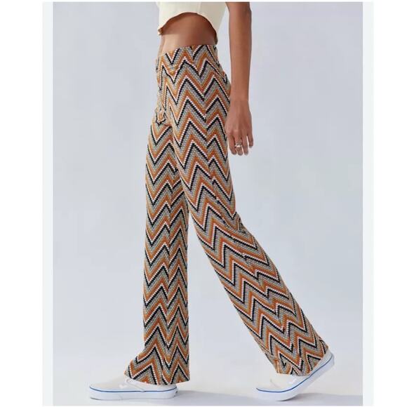 Urban Outfitters Bryn Pull-On Flare Pant in Orange Zigzag Womens Size Small - Picture 4 of 10